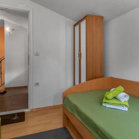 Vakantiehuis Amazing In Krizisce With Kitchen Veli Dol